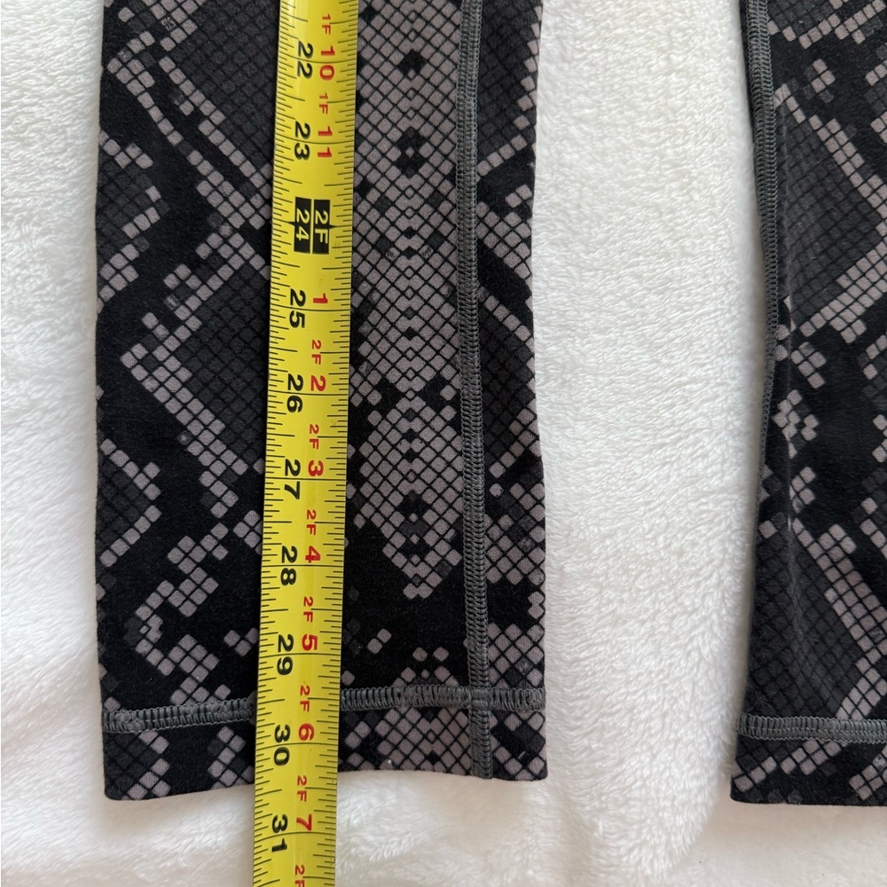 Lululemon Great Price! Black and Gray Graphic Leggings. Size 4 - Picture 6 of 8